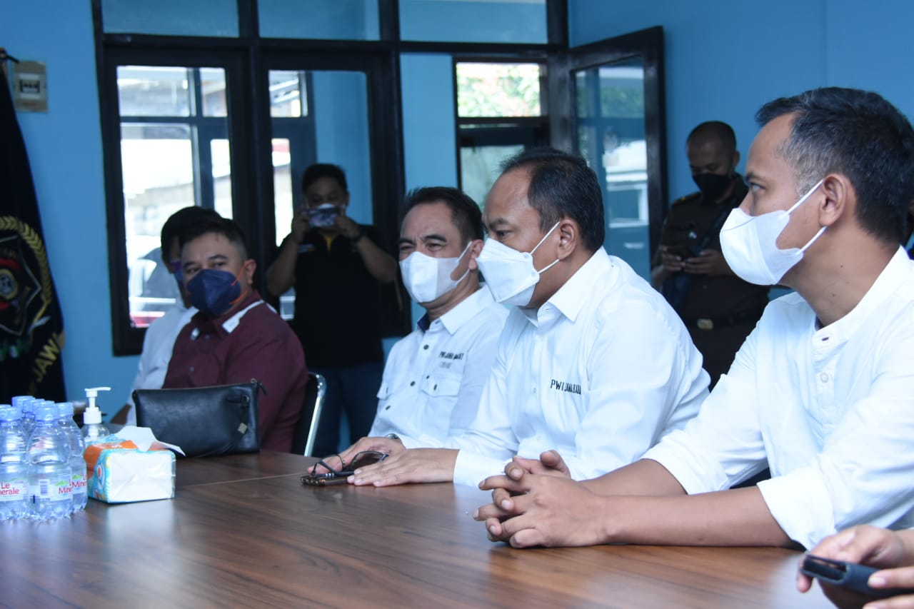 kunjungi-kantor-pwi-kajati-jabar-wartawan-bukan-untuk-ditakuti-21112309463389.jpeg
