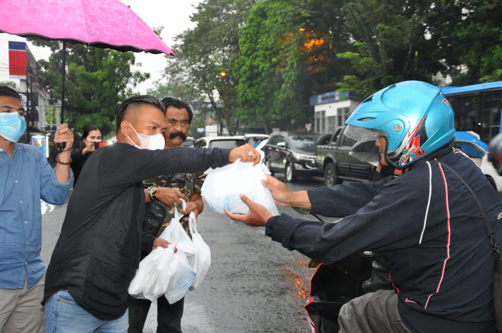 pwi-kota-bandung-berbagi-250-pax-nasi-buat-berbuka-puasa-22040508565789.jpeg