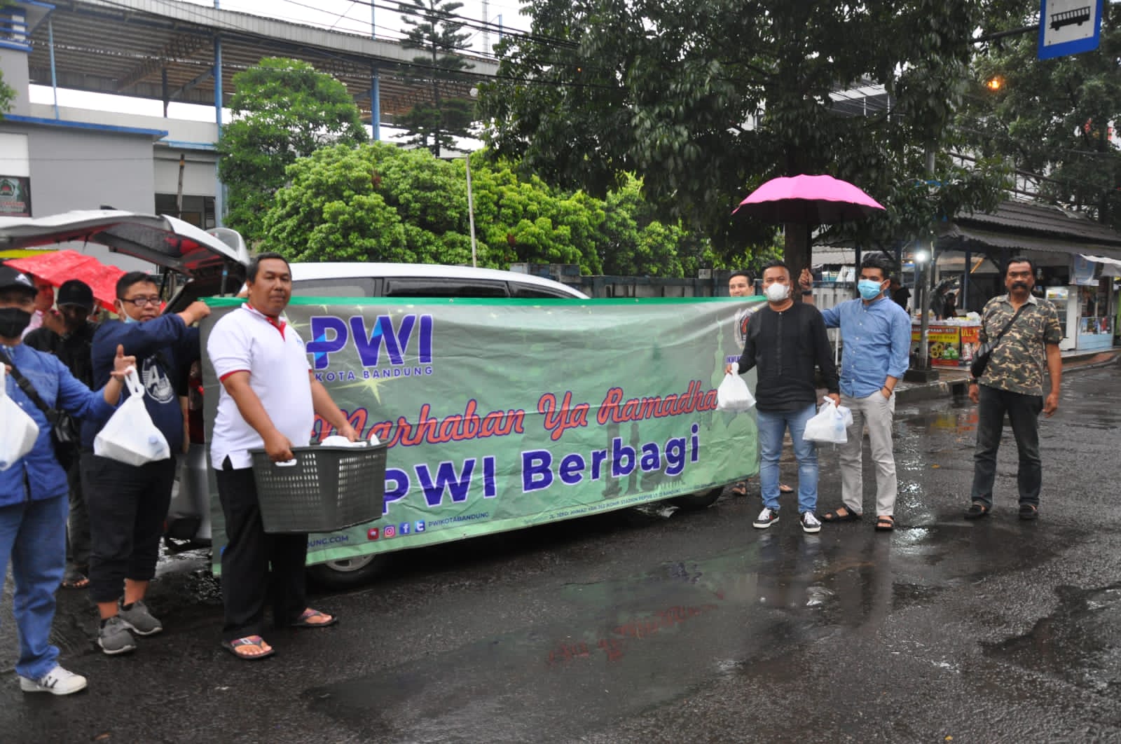 pwi-kota-bandung-berbagi-250-pax-nasi-buat-berbuka-puasa-22040508570856.jpeg