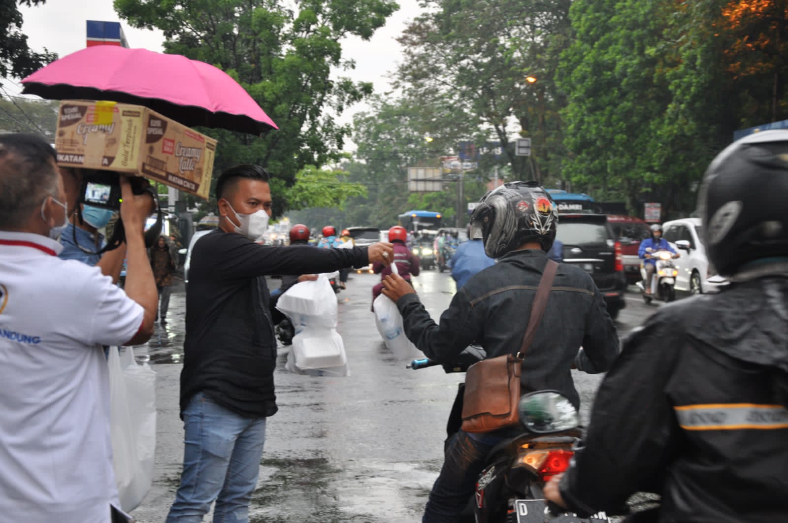 pwi-kota-bandung-berbagi-250-pax-nasi-buat-berbuka-puasa-22040508573910.jpeg
